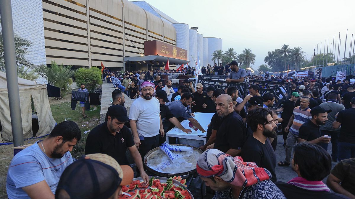 مؤيدون لمقتدى الصدر يوزعون الطعام أمام البرلمان العراقي 