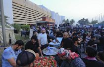 مؤيدون لمقتدى الصدر يوزعون الطعام أمام البرلمان العراقي 