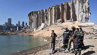ARQUIVO - As marcas da destruição de há dois anos mantêm-se no Porto de Beirute