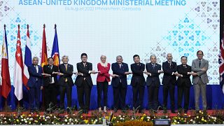 صورة لوزراء خارجية رابطة دول جنوب شرق آسيا خلال اجتماعهم في بنوم بنه بكمبوديا