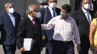 El presidente de Perú, Pedro Castillo (derecha), camina junto al primer ministro Aníbal Torres en Lima, Perú, el 8 de marzo de 2022.