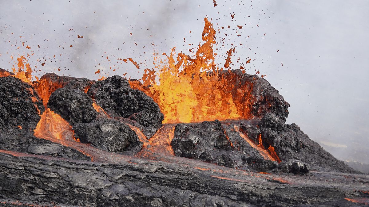 Közeli felvétel a Fagradalsfjall vulkán kitöréséről