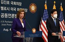 رئيسة مجلس النواب الأمريكي نانسي بيلوسي أثناء مؤتمر صحفي مشترك مع نظيرها الكوري الجنوبي في سيول