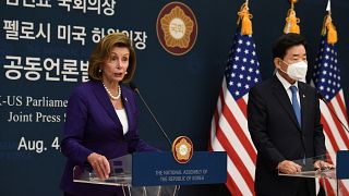رئيسة مجلس النواب الأمريكي نانسي بيلوسي أثناء مؤتمر صحفي مشترك مع نظيرها الكوري الجنوبي في سيول