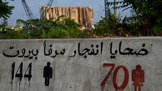 صورة غرافيتي على حائط مقابل مرفأ بيروت كتب عليها عدد الضحايا من النساء والرجال
