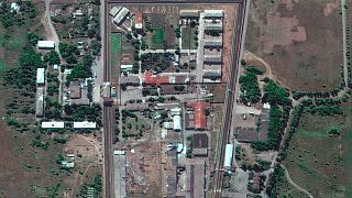 Sur cette photo satellite, une vue du centre de détention d'Olenivka, après l'attaque de la prison