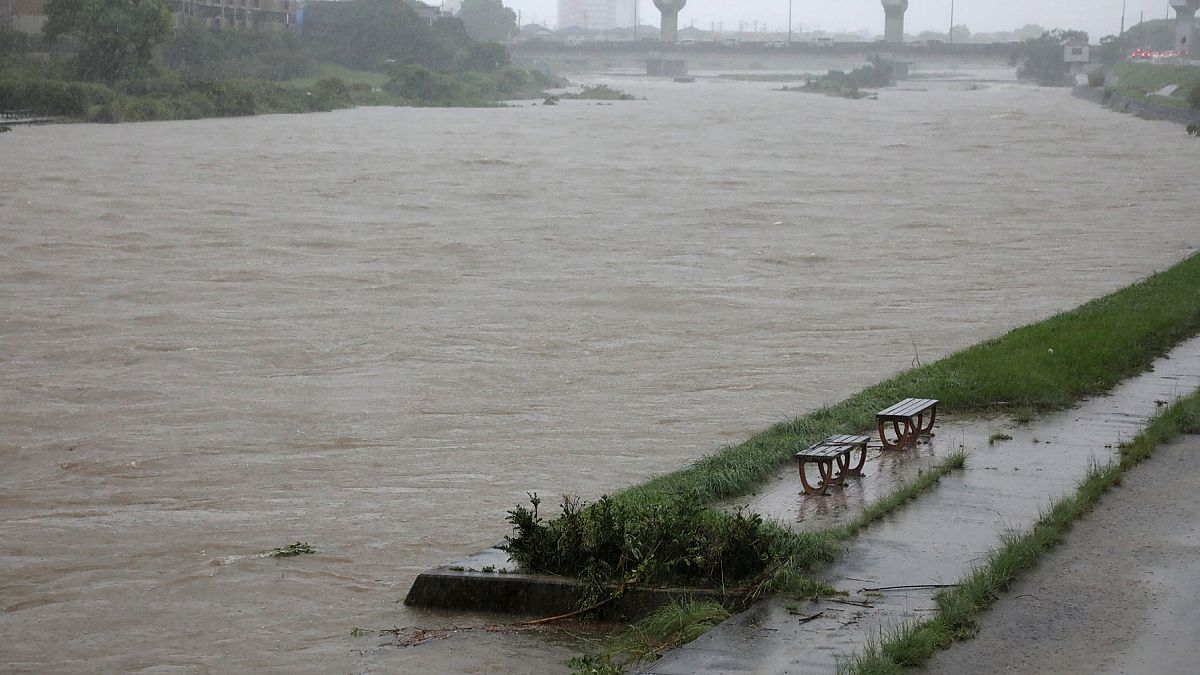 الأمطار الغزيرة تتسبب في حدوث فيضانات في اليابان