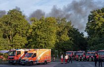 Mentők és tűzoltók a berlini Grunewaldban tomboló erdőtűz helyszínén
