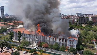 حريق في مستشفى باليكلي اليوناني في اسطنبول.