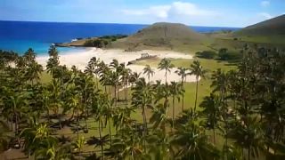 Playa en la Isla de Pascua, donde los turistas pueden viajar tras dos años de cierre total por la pandemia