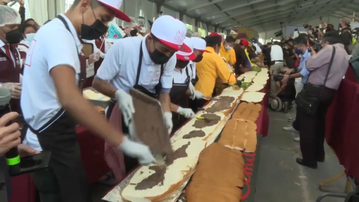 74 metros de largo, el gigantesco bocadillo preparado en Ciudad de México