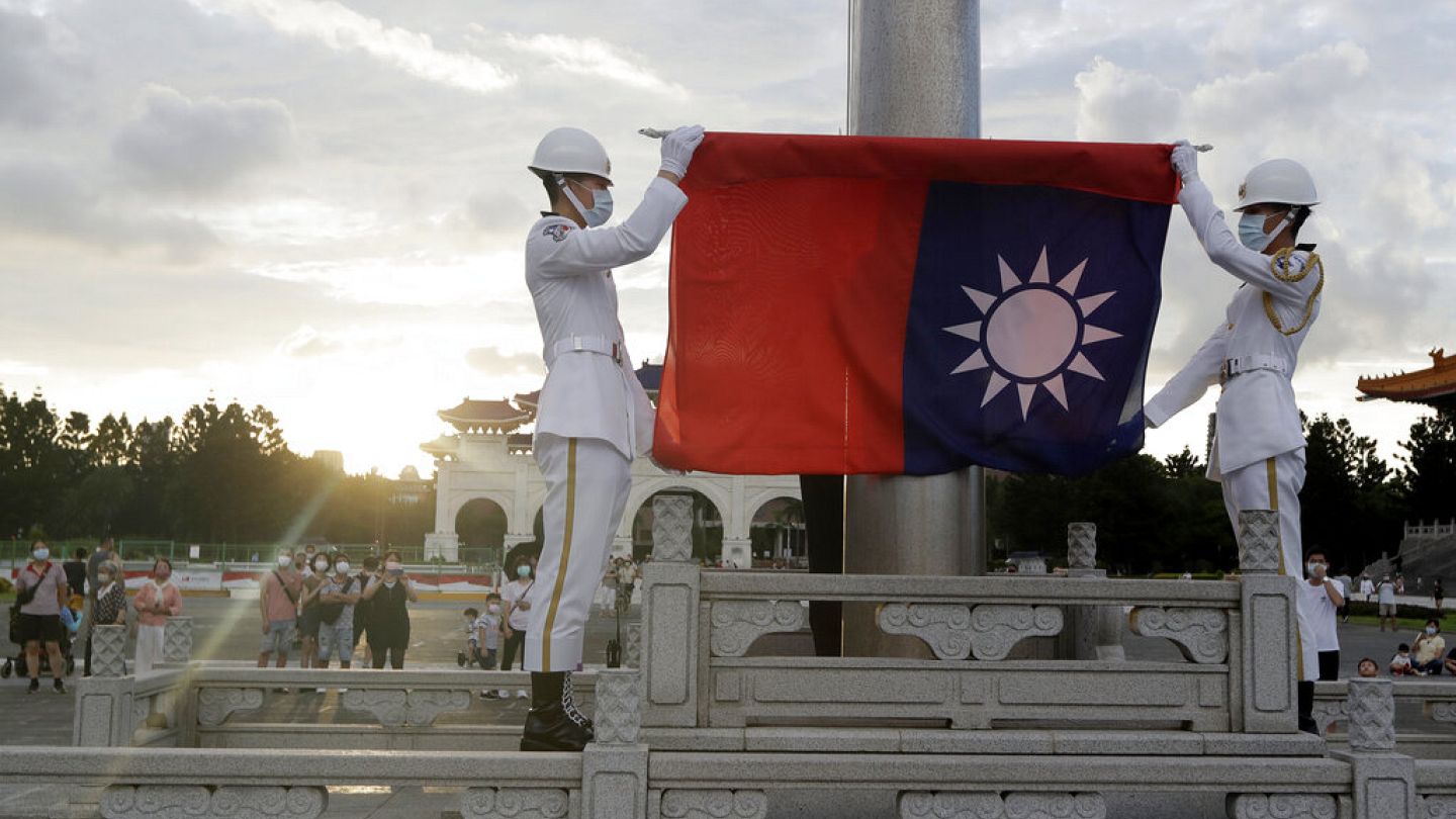چین در دریا و آسمان تایوان به دنبال چیست؟ | Euronews