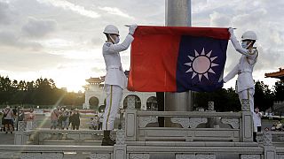 Soldaten holen auf dem Freiheitsplatz in Taipei am 30. Juli 2022 die Flagge ein
