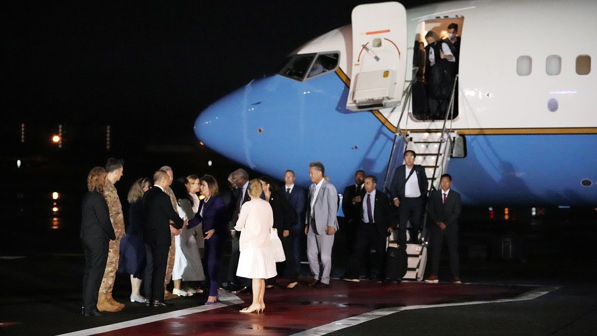 Άφιξη της Προέδρου της Βουλής των Αντιπροσώπων των ΗΠΑ Νάνσι Πελόζι στην Αμερικανική Αεροπορική Βάση Γιοκότα της Ιαπωνίας