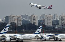 طائرة تابعة لشركة الطيران الإسرائيلية تقلع من مطار بن غوريون الإسرائيلي بالقرب من تل أبيب.