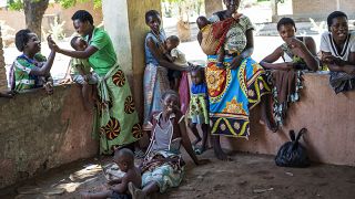 سكان قرية تومالي في ملاوي ينتظرون تطعيم أطفالهم الصغار بأول لقاح في العالم ضد الملاريا. 2019/12/11