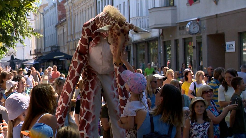 VIDEO : Giraffes in a Catalan theatre surprise people in Lithuania