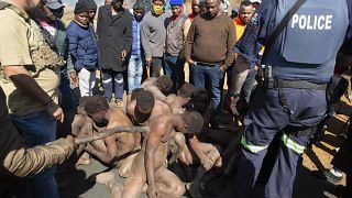 Güney Afrika'da tecavüzle suçlanan göçmenleri göstericilerin elinden polis kurtardı