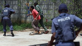 درگیری پلیس با کارگران غیرقانونی معادن در آفریقای جنوبی