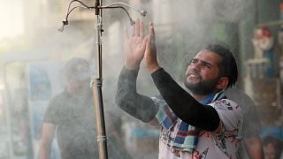 Un hombre se refresca del calor del verano bajo una ducha al aire libre en Bagdad, Irak, el domingo 5 de julio de 2020.