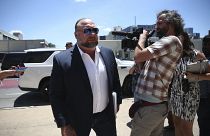 Alex Jones vor dem Gerichtsgebäude in Austin, Texas
