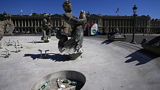 Обмелевший фонтан на площади Согласия в Париже.