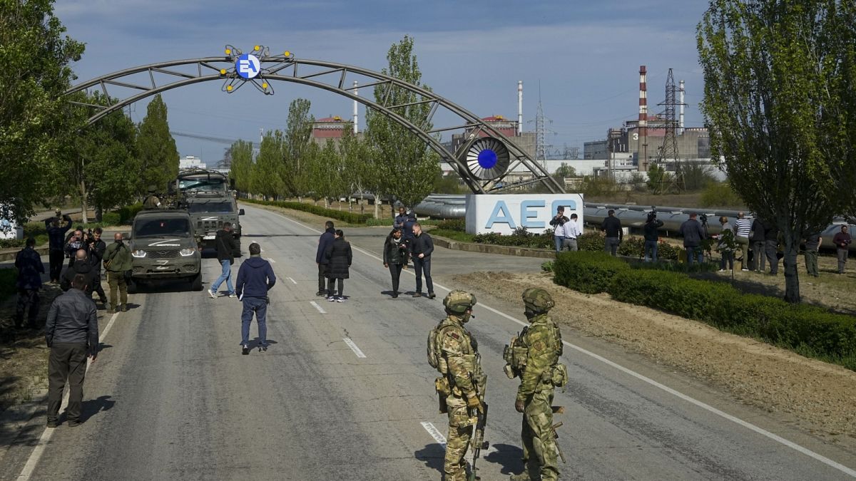 Orosz katonák az ukrajnai Zaporizzsja atomerőművéhez vezető úton