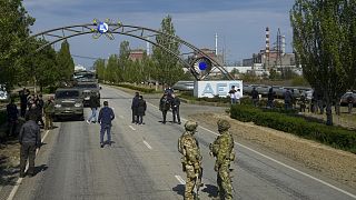Orosz katonák az ukrajnai Zaporizzsja atomerőművéhez vezető úton