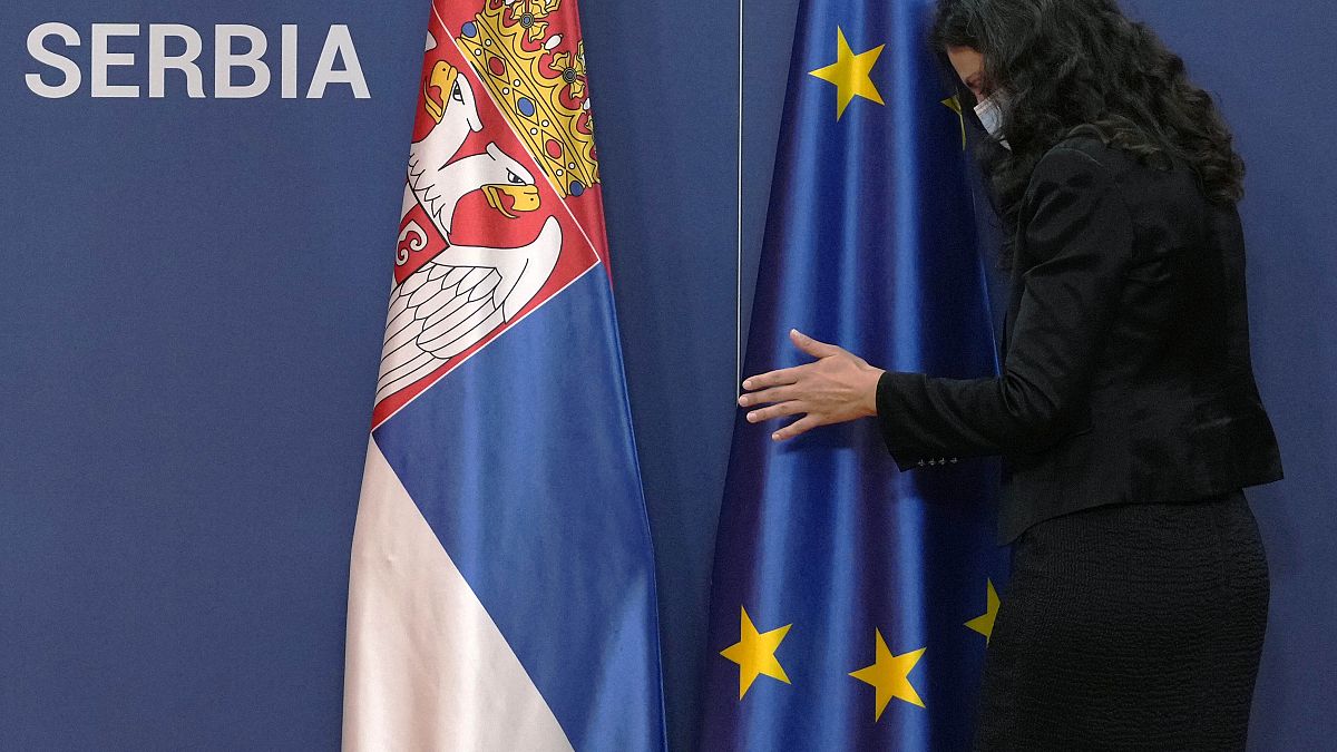 Σημαίες της Σερβίας και της ΕΕ