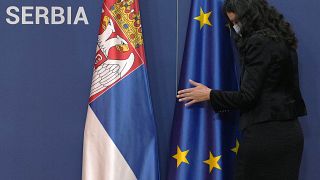 Σημαίες της Σερβίας και της ΕΕ