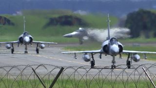 Aviones de combate Mirage de la Fuerza Aérea de Taiwán rodando en una pista en una base aérea en Hsinchu, Taiwán, el 5 de agosto de 2022.