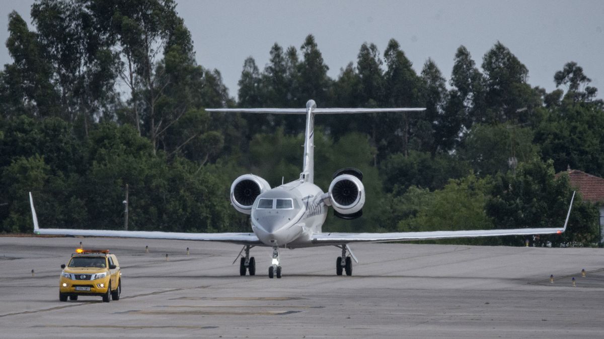 Archives : jet privée avec à son bord l'ancien roi d'Espagne Juan Carlos, en train d'atterrir sur le tarmac de l'aéroport de Vigo, en Espagne, le 19 mai 2022 