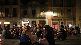 Imagen de archivo. Gente disfrutando de una noche de verano en el barrio de Gràcia en Barcelona