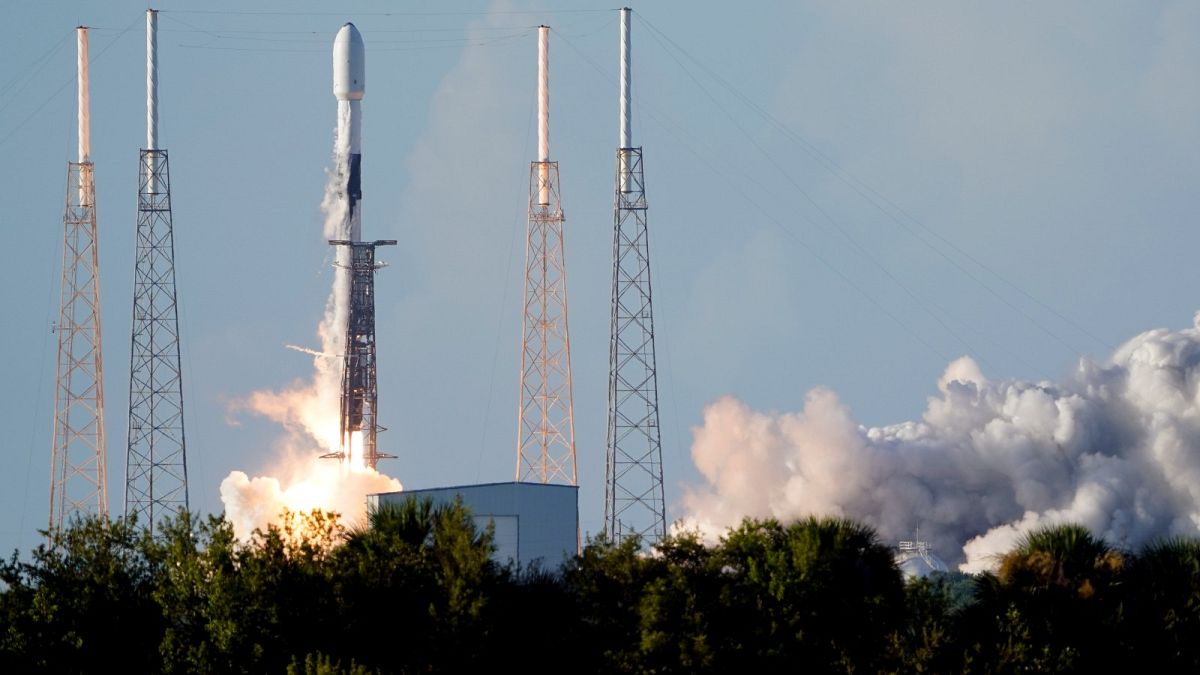 صاروخ SpaceX Falcon 9، مع المركبة الكورية Pathfinder Lunar Orbiter  ينطلقان من محطة كيب كانافيرال في فلوريدا، الخميس 4 أغسطس 2022