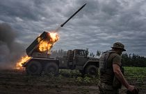 المدفعية الأوكرانية MSLR BM-21  تطلق النار باتجاه المواقع الروسية على خط المواجهة في خاركيف، الثلاثاء 2 أغسطس 2022