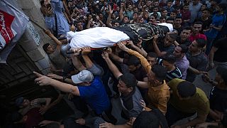 Des Palestiniens portent les corps de victimes tuées par une frappe aérienne israélienne, vendredi 5 août 2022.