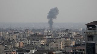 Дым поднимается над городом Газа после удара израильской армии. 5 августа 2022