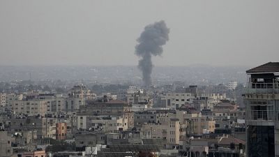 Дым поднимается над городом Газа после удара израильской армии. 5 августа 2022