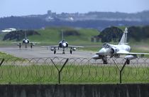 Des chasseurs Mirage de l'armée de l'air taïwanaise roulent sur la piste d'une base aérienne à Hsinchu, Taiwan, vendredi 5 août 2022. 