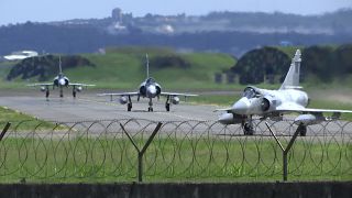 A tajvani légierő Mirage vadászrepülőgépei a tajvani Hszincsu légibázisán 2022. augusztus 5-én, pénteken.