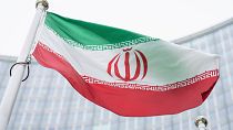 العلم الإيراني أمام مبنى مقر الوكالة الدولية للطاقة الذرية في فيينا بالنمسا.