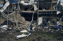 Residentes y voluntarios tienen que limpiar los restos de los bombardeos en la ciudad de Toretsk