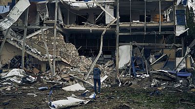 Residentes y voluntarios tienen que limpiar los restos de los bombardeos en la ciudad de Toretsk