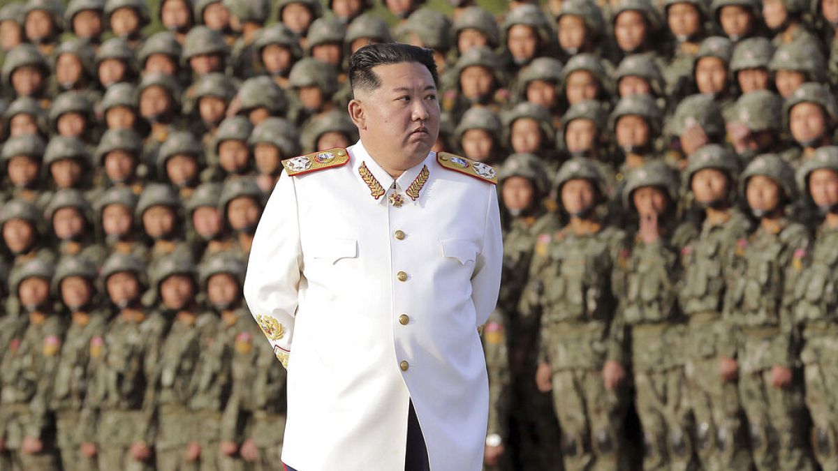 Nordkoreas Kim Jong Un mit Truppen im April 2022