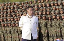 Nordkoreas Kim Jong Un mit Truppen im April 2022