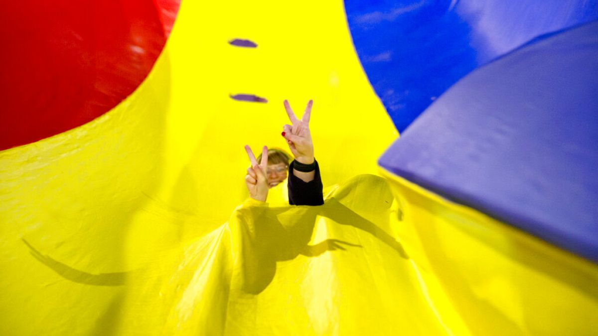 پرچم رومانی، عکس تزیینی است