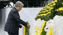 غوتيريش يضع إكليلاً من الزهور على النصب التذكاري لضحايا القصف الذري في حديقة هيروشيما