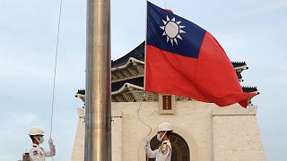 صورة لجنود يرفعون علم تايوان