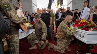 جنود أوكرانيون أثناء تأبين زملاء لهم