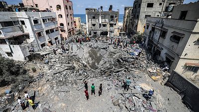 آثار تدمير مبنى في غزة